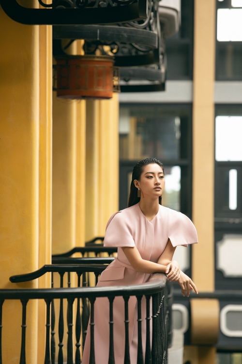 Hoa hậu Lương Thùy Linh “đẹp mê hồn” với trang phục Thu - Đông