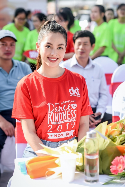 Hoa hậu Tiểu Vy tạo dáng nhí nhảnh, nhảy flashmob cùng hàng ngàn sinh viên