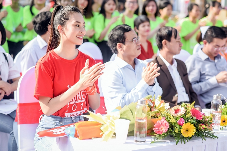 Hoa hậu Tiểu Vy tạo dáng nhí nhảnh, nhảy flashmob cùng hàng ngàn sinh viên