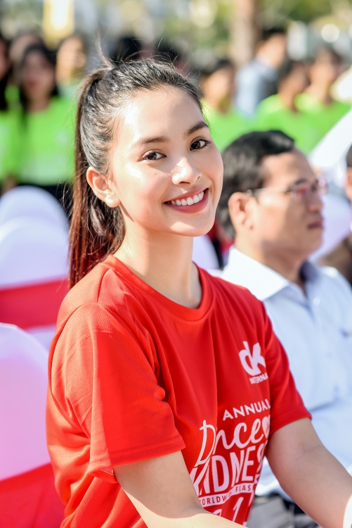 Hoa hậu Tiểu Vy tạo dáng nhí nhảnh, nhảy flashmob cùng hàng ngàn sinh viên