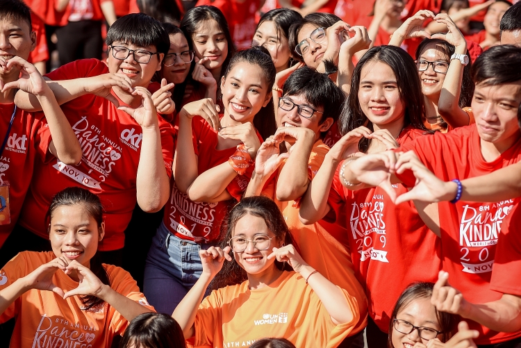 Hoa hậu Tiểu Vy tạo dáng nhí nhảnh, nhảy flashmob cùng hàng ngàn sinh viên