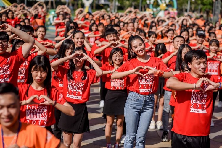 Hoa hậu Tiểu Vy tạo dáng nhí nhảnh, nhảy flashmob cùng hàng ngàn sinh viên