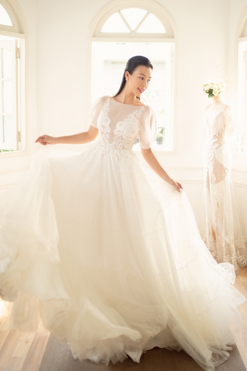 a hau hoang oanh xinh nhu cong chua trong nhung bo vay cuoi
