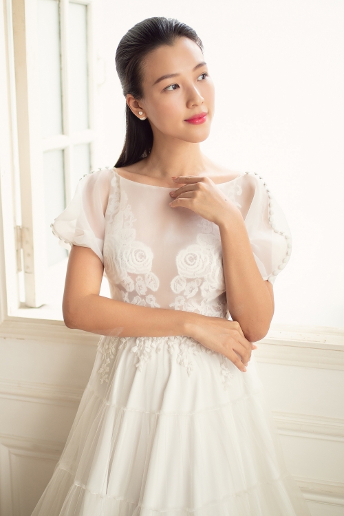 a hau hoang oanh xinh nhu cong chua trong nhung bo vay cuoi