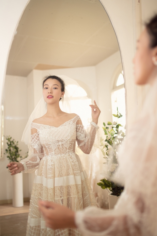 a hau hoang oanh xinh nhu cong chua trong nhung bo vay cuoi