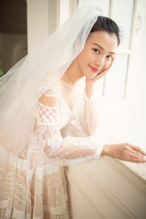 a hau hoang oanh xinh nhu cong chua trong nhung bo vay cuoi