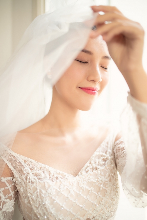 a hau hoang oanh xinh nhu cong chua trong nhung bo vay cuoi