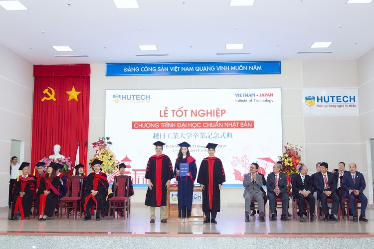 Á hậu Thúy An tốt nghiệp cử nhân trước thềm Miss Intercontinental
