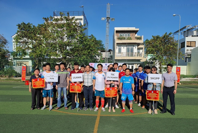 Ban QLDA ĐLDK Sông Hậu 1 tổ chức giao lưu bóng đá trên công trường Nhà máy