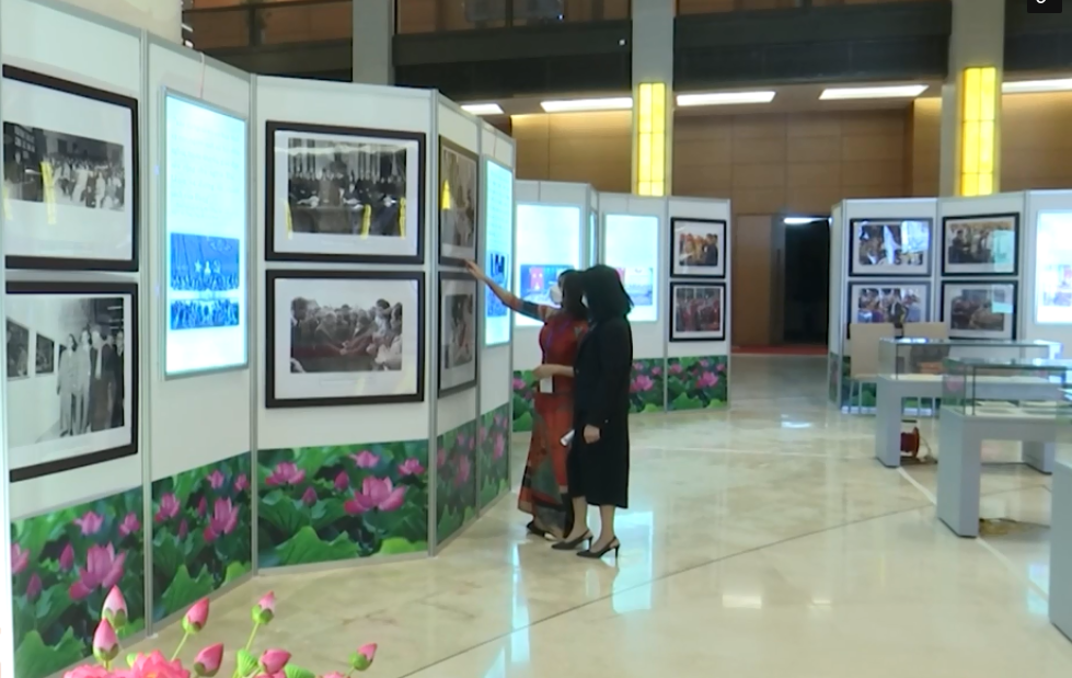 Triển lãm “Văn hóa soi đường cho quốc dân đi”