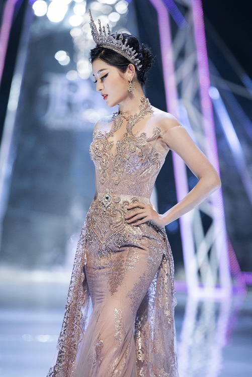dan hoa hau xuat hien long lay tren san catwalk