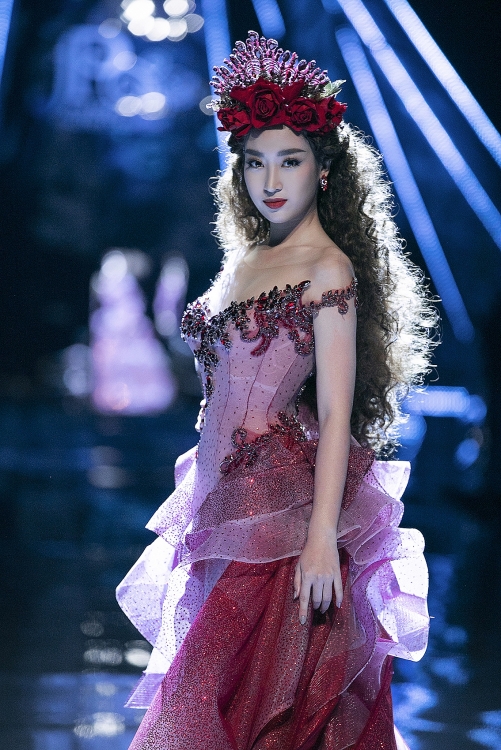 dan hoa hau xuat hien long lay tren san catwalk