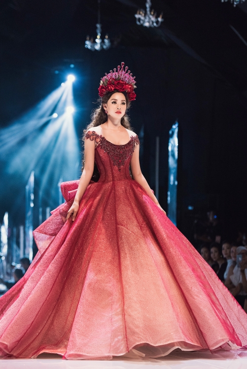 dan hoa hau xuat hien long lay tren san catwalk