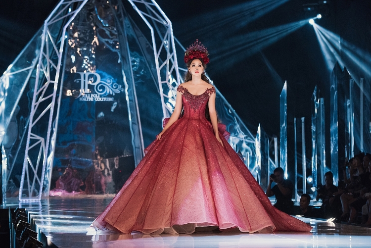 dan hoa hau xuat hien long lay tren san catwalk