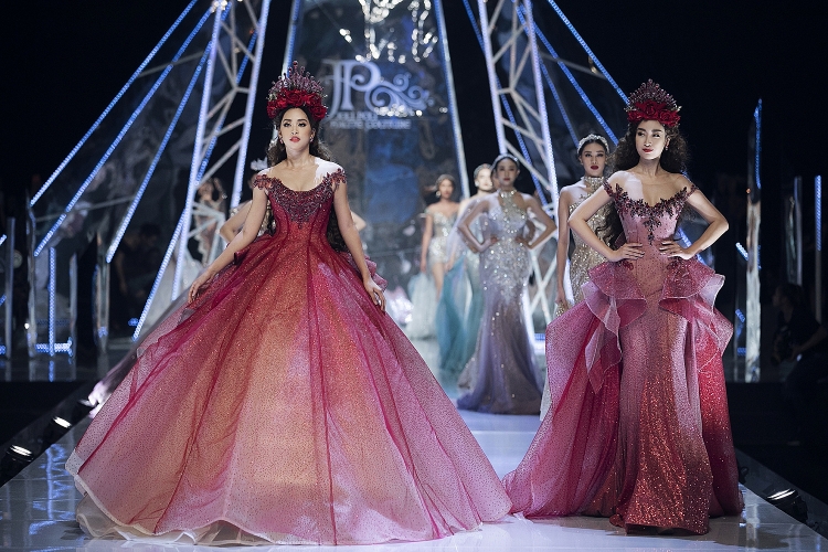 dan hoa hau xuat hien long lay tren san catwalk