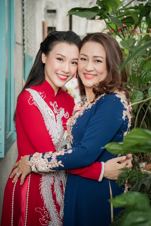 Vợ chồng Hoàng Oanh trao nhầm nhẫn trong lễ Vu quy vì quá xúc động