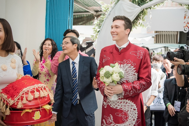 Vợ chồng Hoàng Oanh trao nhầm nhẫn trong lễ Vu quy vì quá xúc động