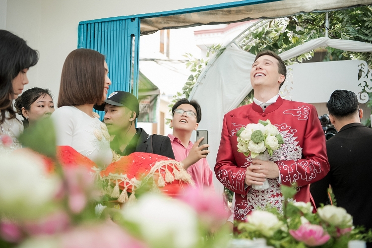 Vợ chồng Hoàng Oanh trao nhầm nhẫn trong lễ Vu quy vì quá xúc động Vợ chồng Hoàng Oanh trao nhầm nhẫn trong lễ Vu quy vì quá xúc động