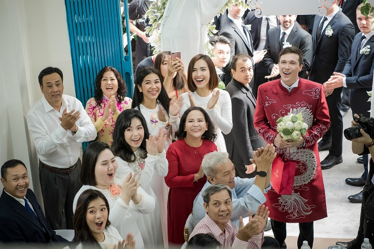Vợ chồng Hoàng Oanh trao nhầm nhẫn trong lễ Vu quy vì quá xúc động