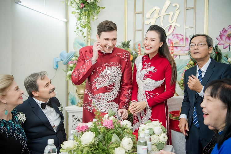 Vợ chồng Hoàng Oanh trao nhầm nhẫn trong lễ Vu quy vì quá xúc động