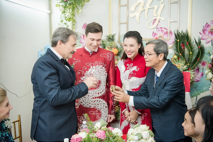 Vợ chồng Hoàng Oanh trao nhầm nhẫn trong lễ Vu quy vì quá xúc động Vợ chồng Hoàng Oanh trao nhầm nhẫn trong lễ Vu quy vì quá xúc động
