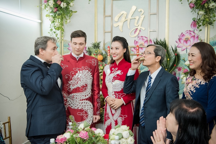Vợ chồng Hoàng Oanh trao nhầm nhẫn trong lễ Vu quy vì quá xúc động
