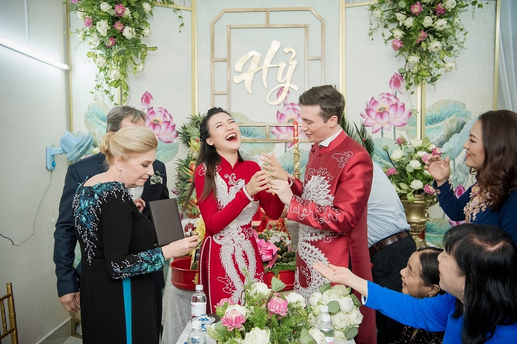 Vợ chồng Hoàng Oanh trao nhầm nhẫn trong lễ Vu quy vì quá xúc động Vợ chồng Hoàng Oanh trao nhầm nhẫn trong lễ Vu quy vì quá xúc động