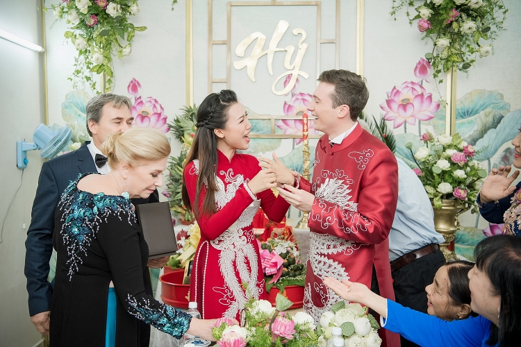 Vợ chồng Hoàng Oanh trao nhầm nhẫn trong lễ Vu quy vì quá xúc động