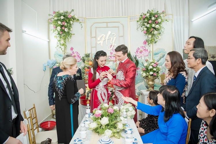 Vợ chồng Hoàng Oanh trao nhầm nhẫn trong lễ Vu quy vì quá xúc động