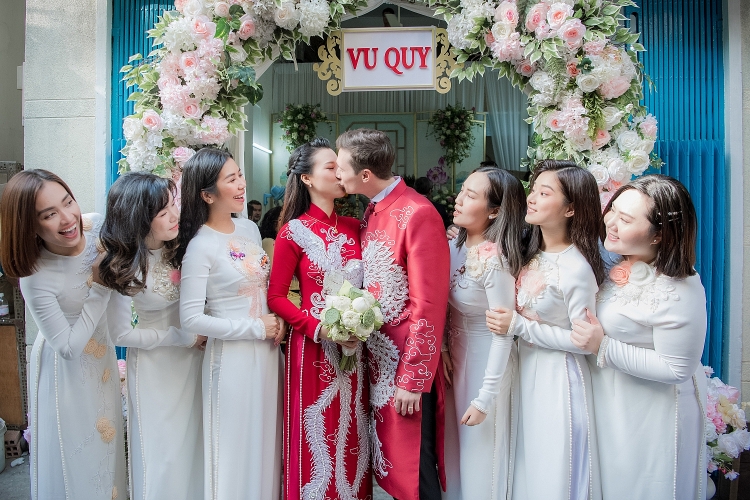 Vợ chồng Hoàng Oanh trao nhầm nhẫn trong lễ Vu quy vì quá xúc động Vợ chồng Hoàng Oanh trao nhầm nhẫn trong lễ Vu quy vì quá xúc động