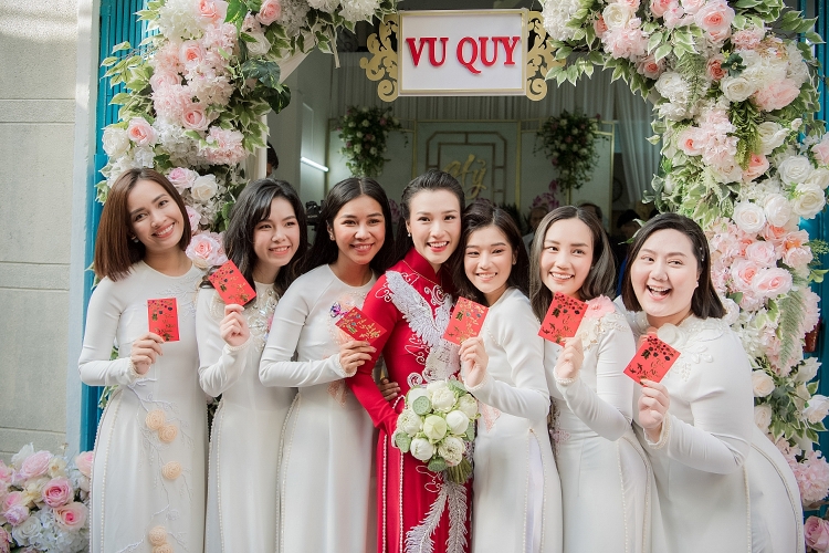 Vợ chồng Hoàng Oanh trao nhầm nhẫn trong lễ Vu quy vì quá xúc động Vợ chồng Hoàng Oanh trao nhầm nhẫn trong lễ Vu quy vì quá xúc động