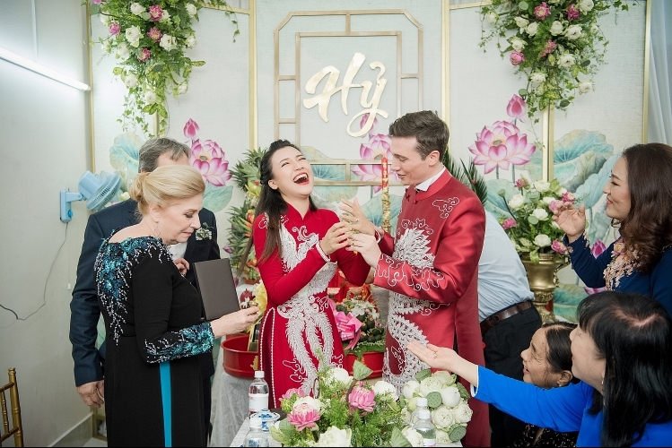 Vợ chồng Hoàng Oanh trao nhầm nhẫn trong lễ Vu quy vì quá xúc động