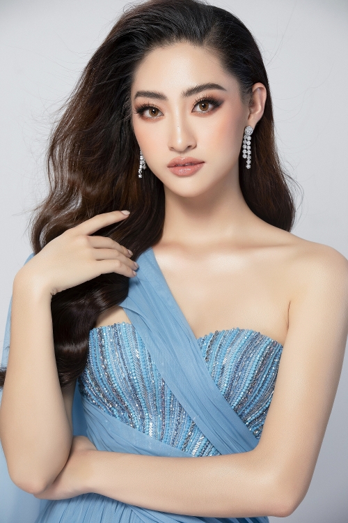 Hoa hậu Lương Thùy Linh 'khoe' chân dài 1m22 với đầm xẻ táo bạo