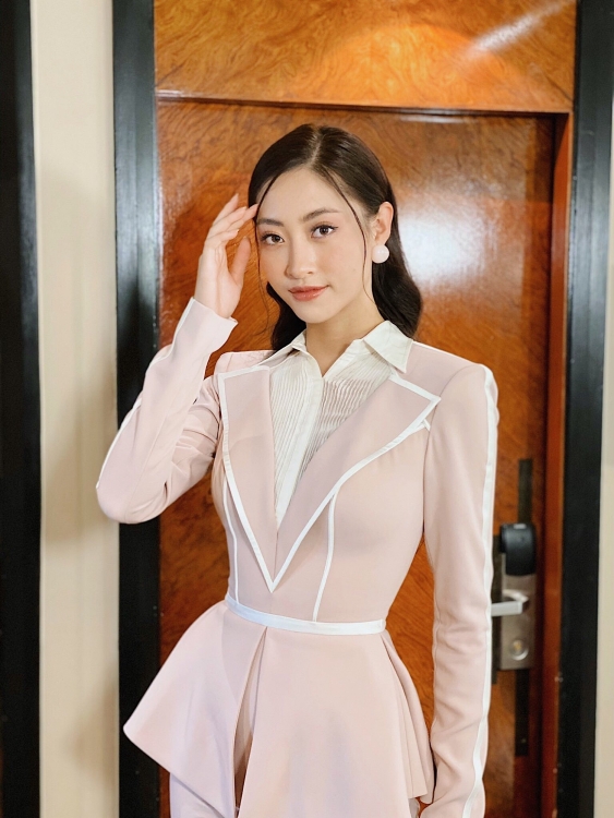 hoa hau luong thuy linh ban tieng anh dang cap tai miss world 2019