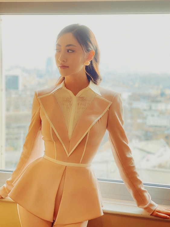 hoa hau luong thuy linh ban tieng anh dang cap tai miss world 2019