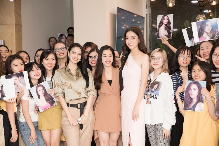 Hoa hậu Megan Young ăn phở, uống trà đá miễn phí khi đến Việt Nam