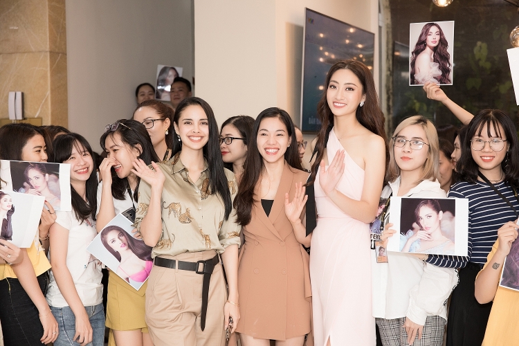 Hoa hậu Megan Young ăn phở, uống trà đá miễn phí khi đến Việt Nam