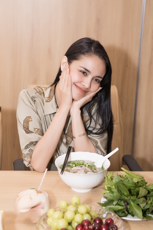 Hoa hậu Megan Young ăn phở, uống trà đá miễn phí khi đến Việt Nam