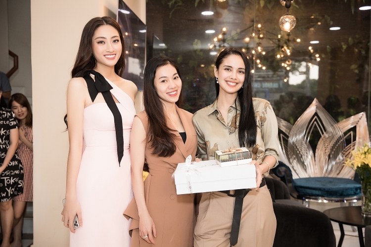 Hoa hậu Megan Young ăn phở, uống trà đá miễn phí khi đến Việt Nam