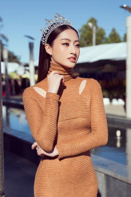 Hoa hậu Lương Thuỳ Linh khoe nhan sắc lung linh giữa ngàn hoa Đà Lạt