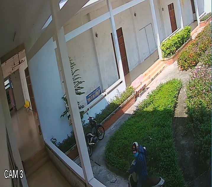 long an thanh nien vao trung tam van hoa huyen trom xe