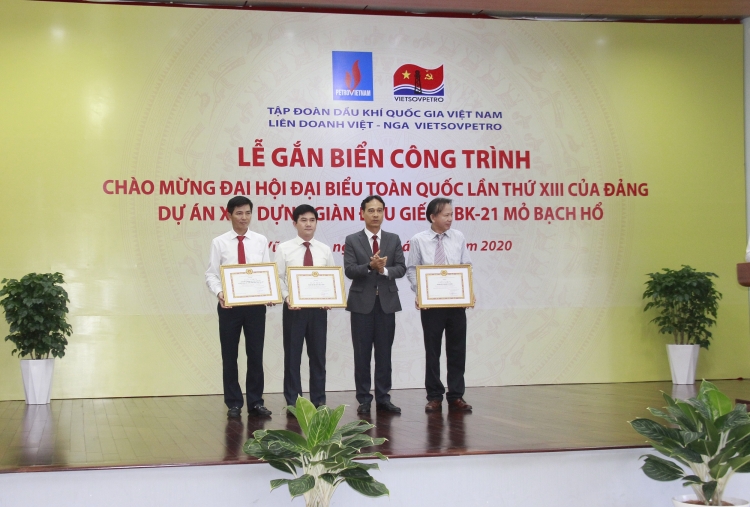 Gắn biển công trình 