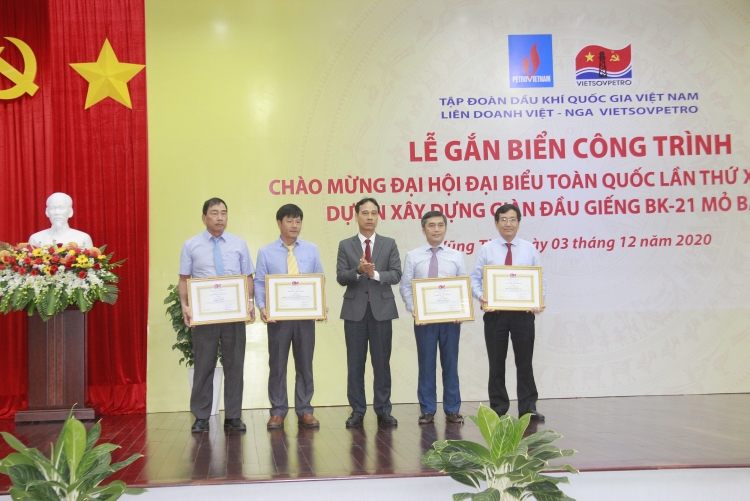 Gắn biển công trình 
