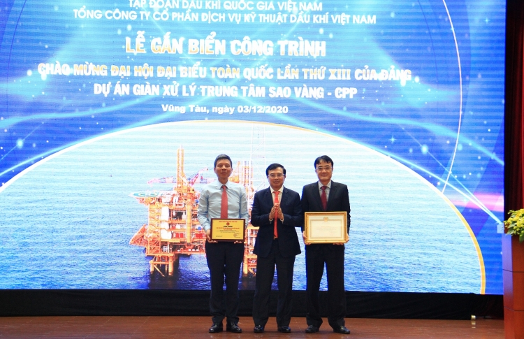 Lễ gắn biển công trình “Giàn xử lý Trung tâm Sao Vàng - CPP” chào mừng Đại hội đại biểu toàn quốc lần thứ XIII của Đảng