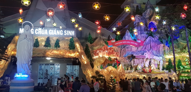 Lung linh Giáng sinh nơi xóm đạo