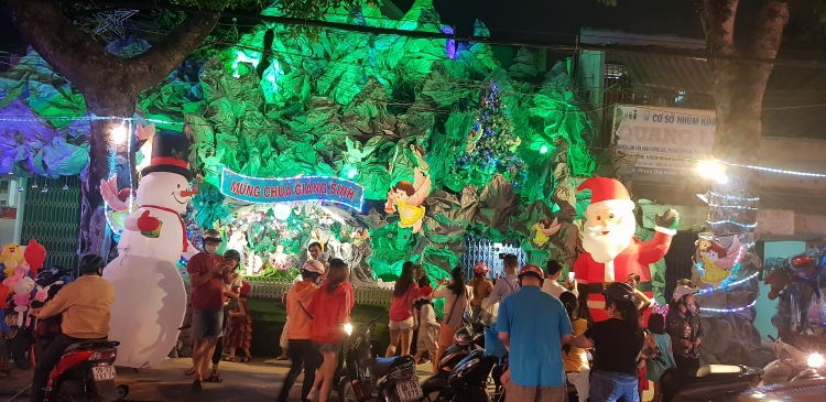 Lung linh Giáng sinh nơi xóm đạo