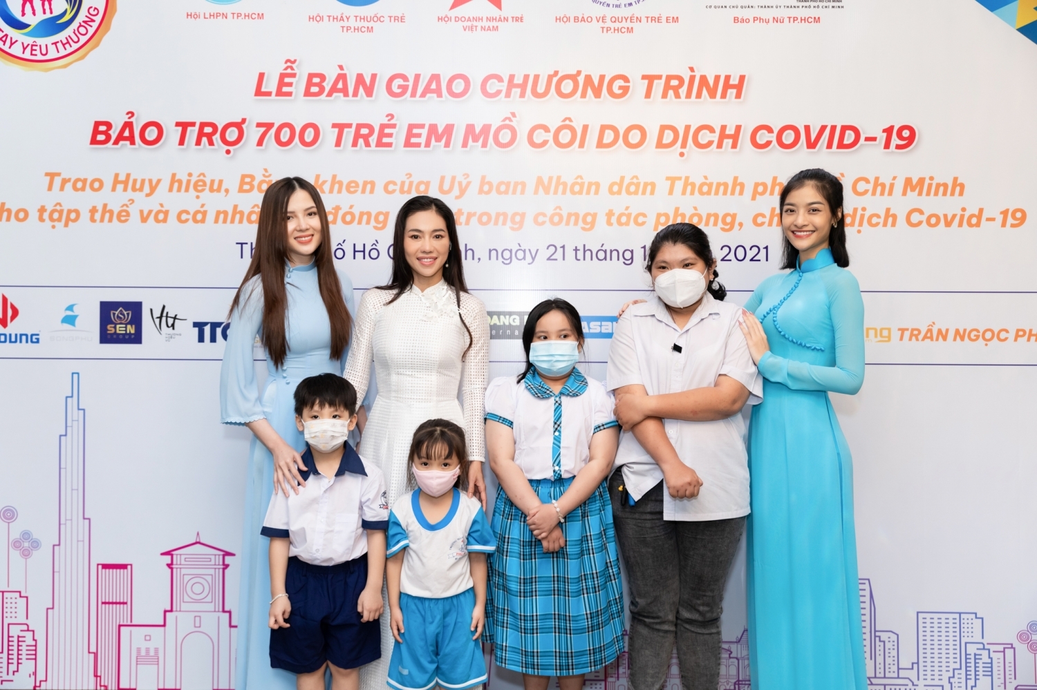 Nhiều hoa hậu, á hậu nhận nuôi trẻ mồ côi cha mẹ vì Covid-19