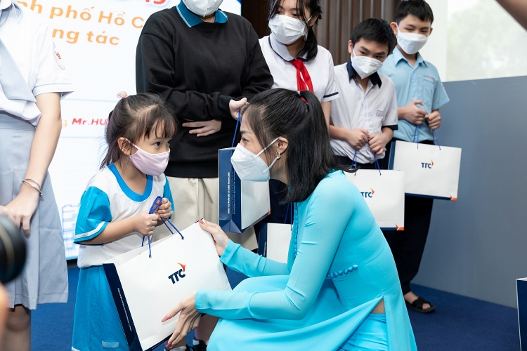 Nhiều hoa hậu, á hậu nhận nuôi trẻ mồ côi cha mẹ vì Covid-19