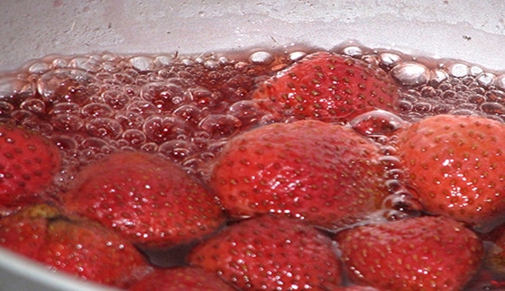 undefined Cách làm mứt dâu tây sấy dẻo thơm, chua ngọt đơn giản và dễ làm nhất