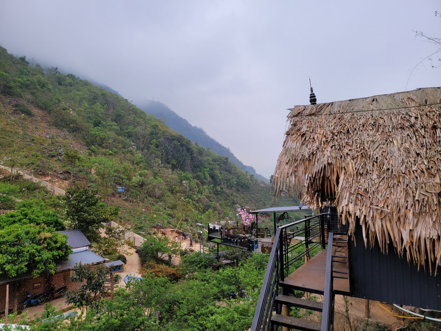Về Mộc Châu khám phá 